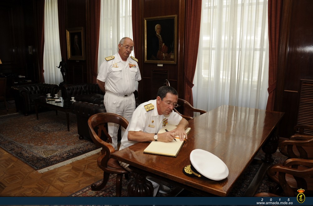 El almirante Edmundo Luis Enrique Deville del Campo ha firmado en el Libro de Honor antes de finalizar la visita